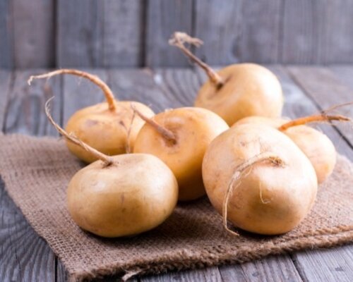 Venkelworst met tomatensaus, gele raapjes en gebakken aardappels