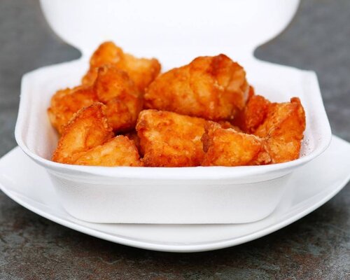 Kibbeling met Italiaanse kruidensaus, ratatouille en gebakken aardappel