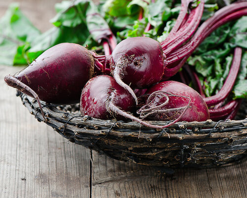 Balletjes met vega jus, rode bieten met gekookte aardappels VEGETARISCH