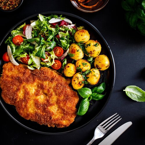 Alpenschnitzel (varkensvlees) met jus, gele raapjes en gebakken aardappels