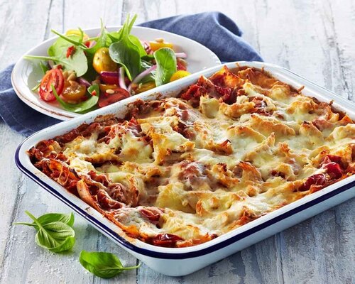 Groene lasagnette (kleine lasagnebladen met ribbels) met een bakje rauwkost Groene lasagnette (kleine lasagnebladen met ribbels) met een bakje rauwkost