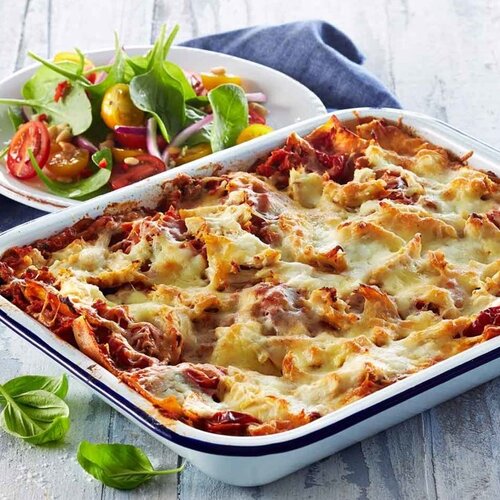 Groene lasagnette (kleine lasagnebladen met ribbels) met een bakje rauwkost Groene lasagnette (kleine lasagnebladen met ribbels) met een bakje rauwkost