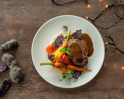 Hertensucade in een rode wijnsaus, wortel rustica en truffelpuree