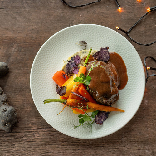 Hertensucade in een rode wijnsaus, wortel rustica en truffelpuree