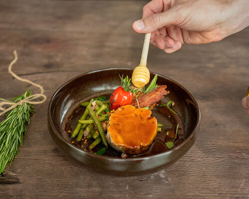 Bosvarkentje met honing-thijmsaus, haricot verts met spek en hässelback aardappels