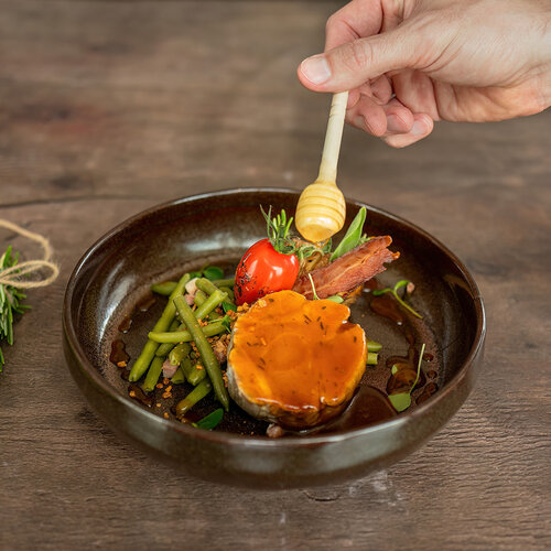 Bosvarkentje met honing-thijmsaus, haricot verts met spek en hässelback aardappels