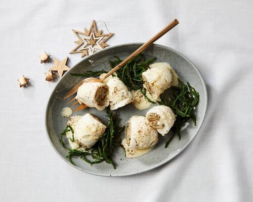 Gevulde scholrolle;ltje met zalm in dillesaus, wortel rustica en een aardappeltaartje Gevulde scholrolle;ltje met zalm in dillesaus, wortel rustica en een aardappeltaartje