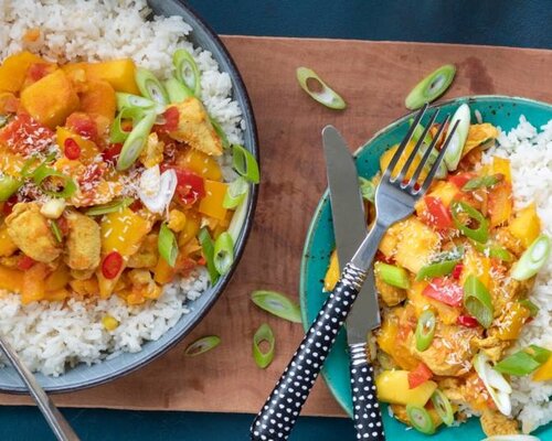 Kipstukjes met kerriesaus, doperwten & rijst