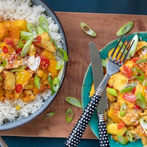 Kipstukjes met kerriesaus, doperwten & rijst