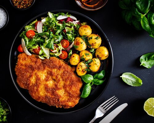 Alpenschnitzel (varkensvlees) met jus, Chinese kool en gekookte aardappels