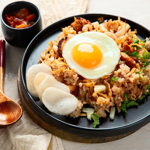 Babi pangang nasi goreng met zakje kroepoek