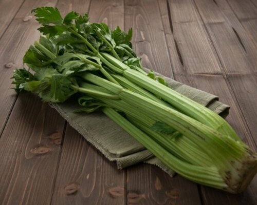 Tilapiafilet met dillesaus, bleekselderij en gebakken aardappels