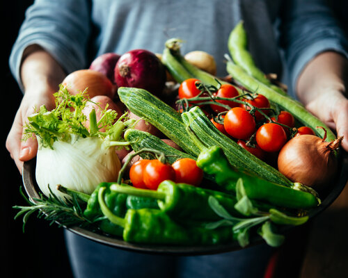 Vegetarische burger met Luikse saus, macedoinegroenten & bieslookpuree