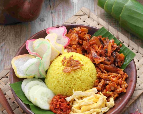 Mini rijsttafel met kipsate & babi pangang, atjar en een zakje kroepoek.