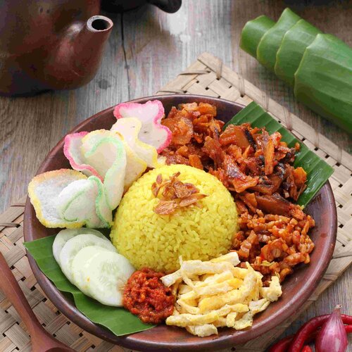 Mini rijsttafel met kipsate & babi pangang, atjar en een zakje kroepoek.