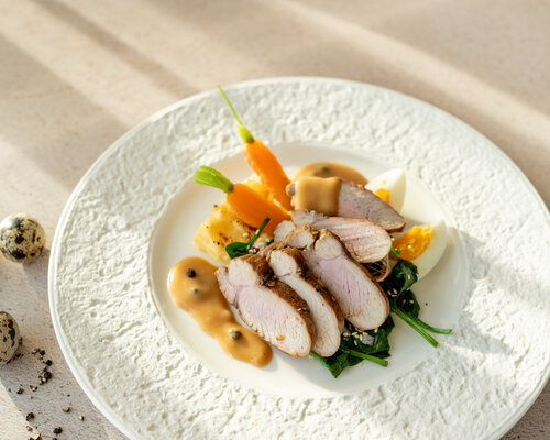 3 gangenmenu:  Monica cocktail -Kalkoenbrisket met pepersaus, spinazie met ei & aardappelgratin- Paas mousse