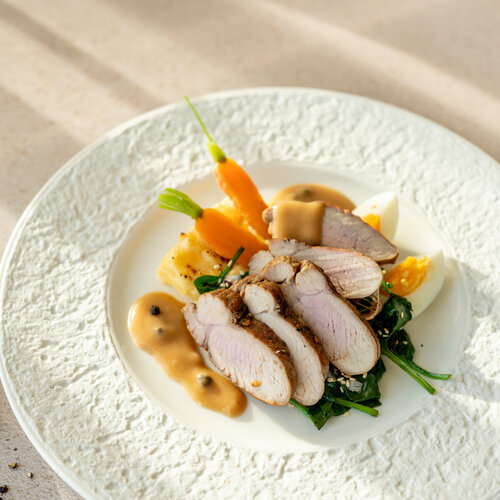 3 gangenmenu:  Monica cocktail -Kalkoenbrisket met pepersaus, spinazie met ei & aardappelgratin- Paas mousse