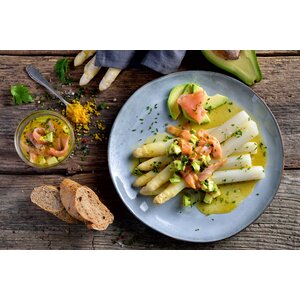 Asperges met zalm, krieltjes, ei en Hollandaisesaus