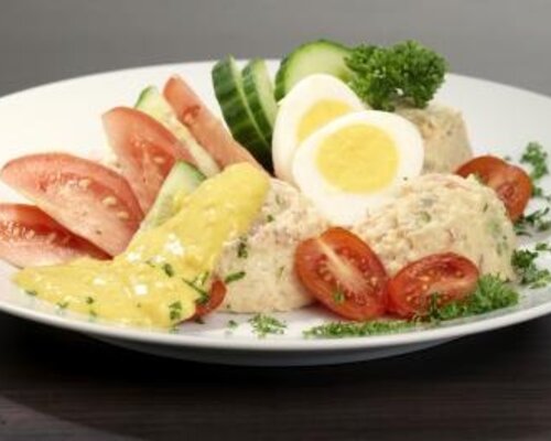 Maaltijdsoep minestronesoep, bruin bolletje en een rundvleesslaatje