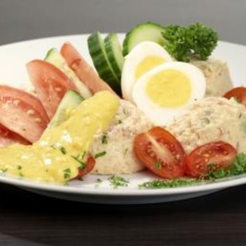 Maaltijdsoep minestronesoep, bruin bolletje en een rundvleesslaatje