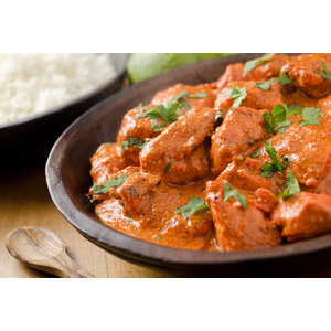 Rode curry met peulvruchten en witte rijst