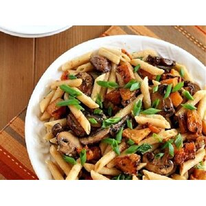 Penne pasta met tonijnsaus en bonen