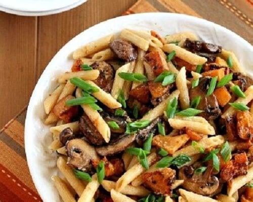 Penne pasta met tonijnsaus en bonen