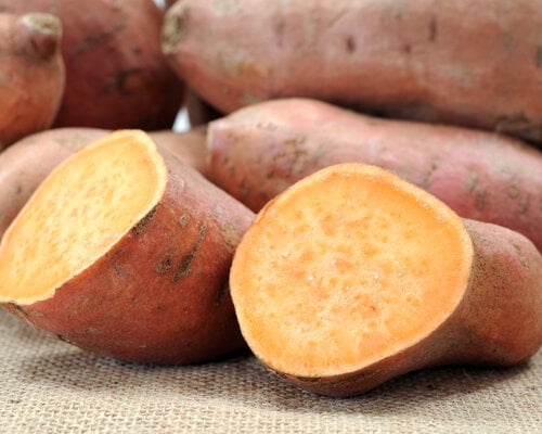 Heekfilet in mosterdsaus.  doperwt/wortel en zoete aardappelpuree