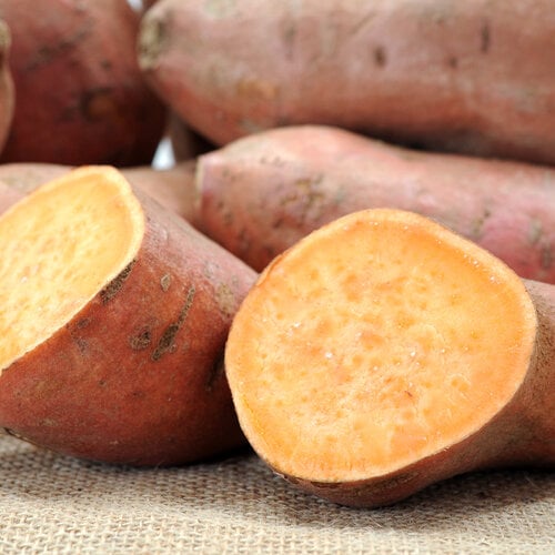 Heekfilet in mosterdsaus.  doperwt/wortel en zoete aardappelpuree