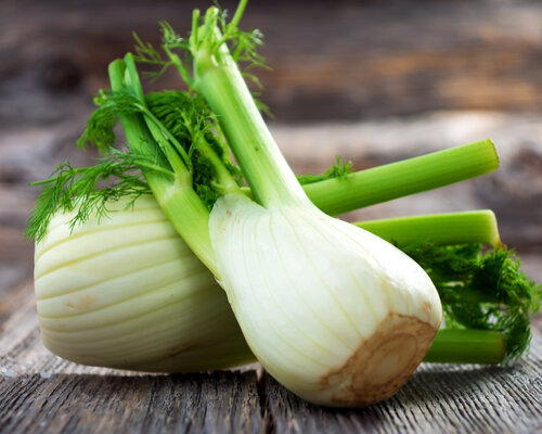 Venkelworst in jus, zomergroente en gekookte aardappels