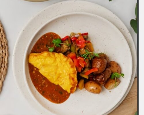 VEGA Omelet in paprikasaus, baby worteltjes en gebakken aardappel