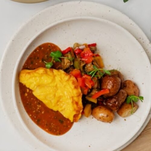 VEGA Omelet met kerriesaus, voorjaarsgroente en gekookte aardappel