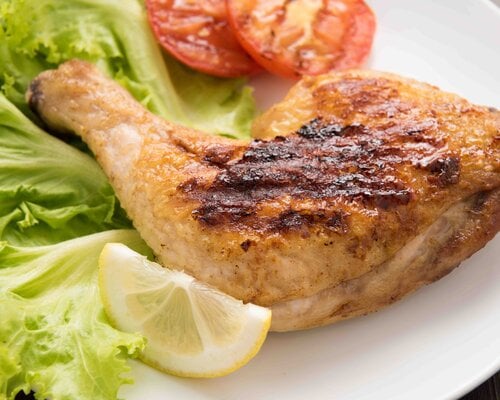 Kippenpoot met jachsaus, snijbiet en gebakken aardappels