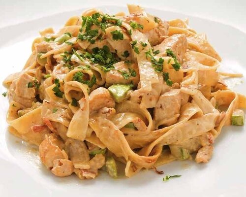 Tagliatelle met carbonarasaus  en een bakje rauwkost