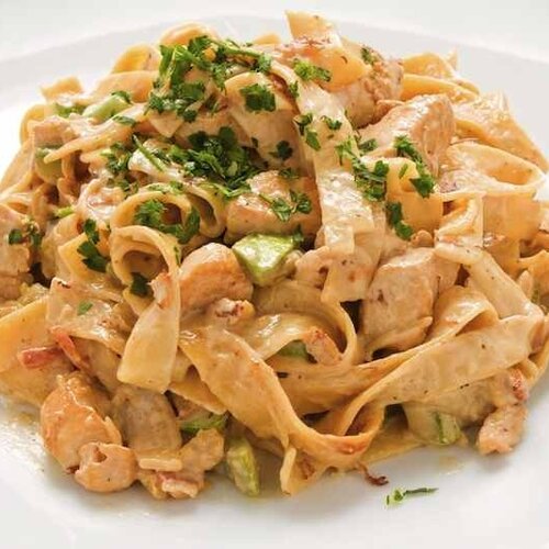 Tagliatelle met carbonarasaus  en een bakje rauwkost