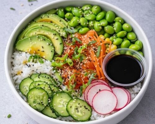 Maaltijdsalade met rijst, gegrilde kip,wortel, maïs, radijs, avocado, komkommer KOUD GERECHT Maaltijdsalade met rijst, gegrilde kip,wortel, maïs, radijs, avocado, komkommer KOUD GERECHT