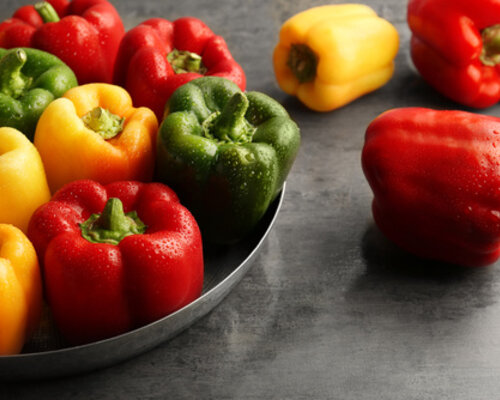 Gevulde paprika ((hoh)gehakt, groente en kaas) en aardappelpuree met bieslook