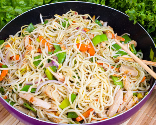 Indische mihoen goreng met kipkluifjes en mirin teriyakisaus