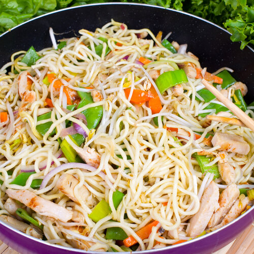 Indische mihoen goreng met kipkluifjes en mirin teriyakisaus