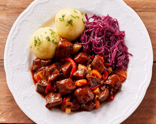 Hongaarse goulash (R) , sperziebonen en aardappelpuree