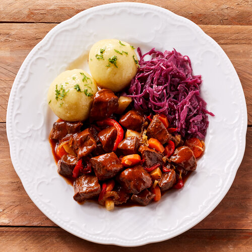 Hongaarse goulash (R) , sperziebonen en aardappelpuree
