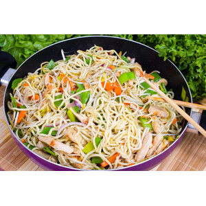 Kipdijreepjes met Indiaanse curry noedels