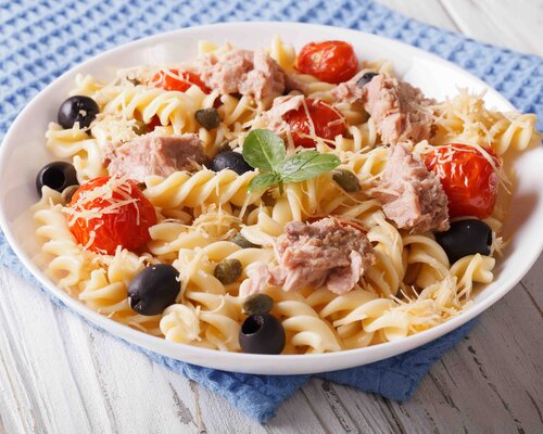 Maaltijdsalade met pasta, tonijn , tomaat, paprika, babyspinazie (KOUD GERECHT)