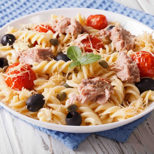 Maaltijdsalade met pasta, tonijn , tomaat, paprika, babyspinazie (KOUD GERECHT)