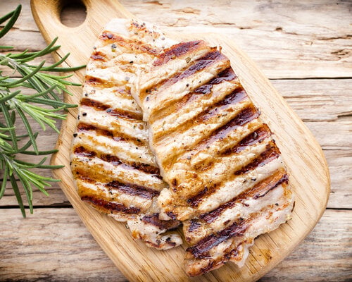 Varkensfiletlapje met jus, doperwten en aardappelpuree Varkensfiletlapje met jus, doperwten en aardappelpuree
