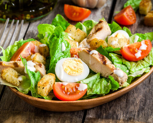 Maaltijdsalade Caesarsalade met o.a. krokante kip & aardappeltjes (KOUD GERECHT)