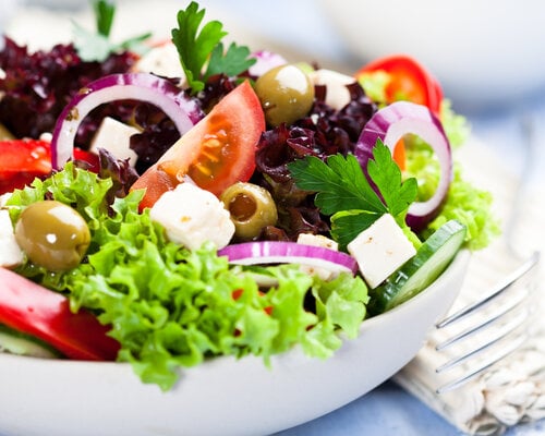 Broodje kipgyros en een Grieksesalade