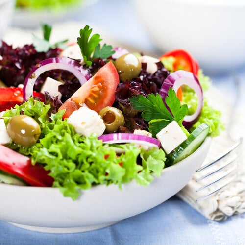 Broodje kipgyros en een Grieksesalade