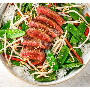 Maaltijdsalade Oosterse biefstuksalade met o.a. parelcouscous Maaltijdsalade Oosterse biefstuksalade met o.a. parelcouscous