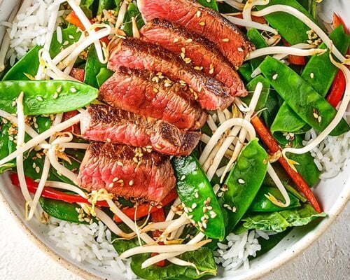 Maaltijdsalade Oosterse biefstuksalade met o.a. rijst en spinazie (KOUD GERECHT)